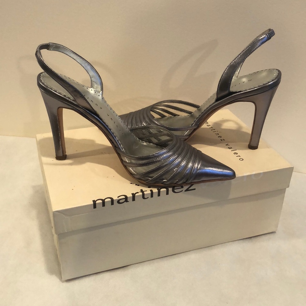 Martinez Valero dress pumps..